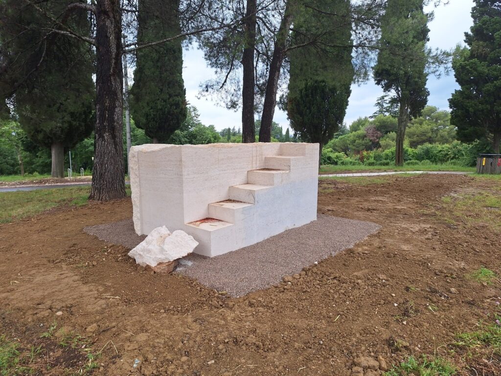 Skulptura Družbena ploščad