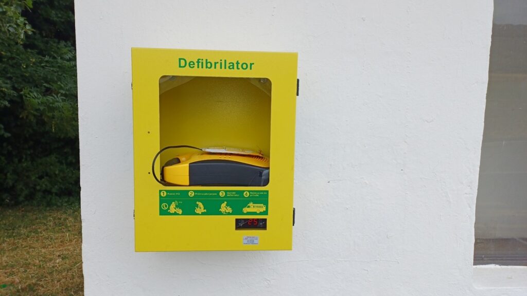 Defibrilator Sončni park vandalizem