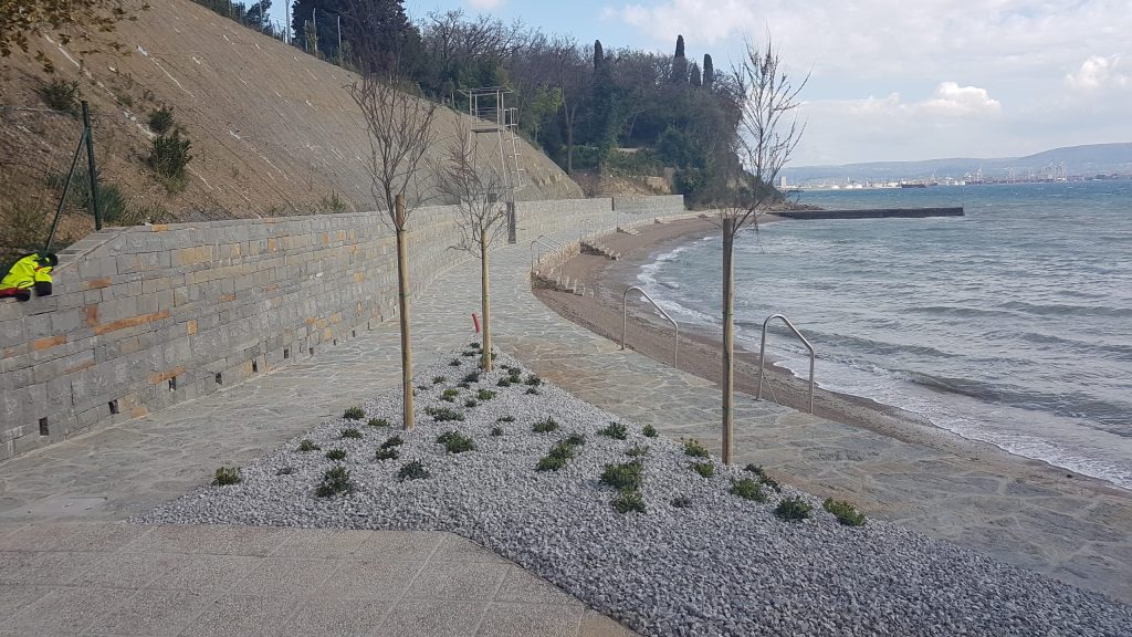 Saniran in urejen del obale ob MZL Debeli rtič