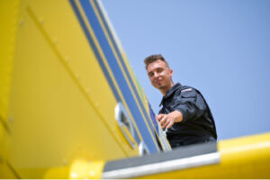 David Necmeskal se ob pomoči tujih pilotov usposablja za gašenje iz zraka z letalom air tractor. (Foto: Denis Sadiković, N1)