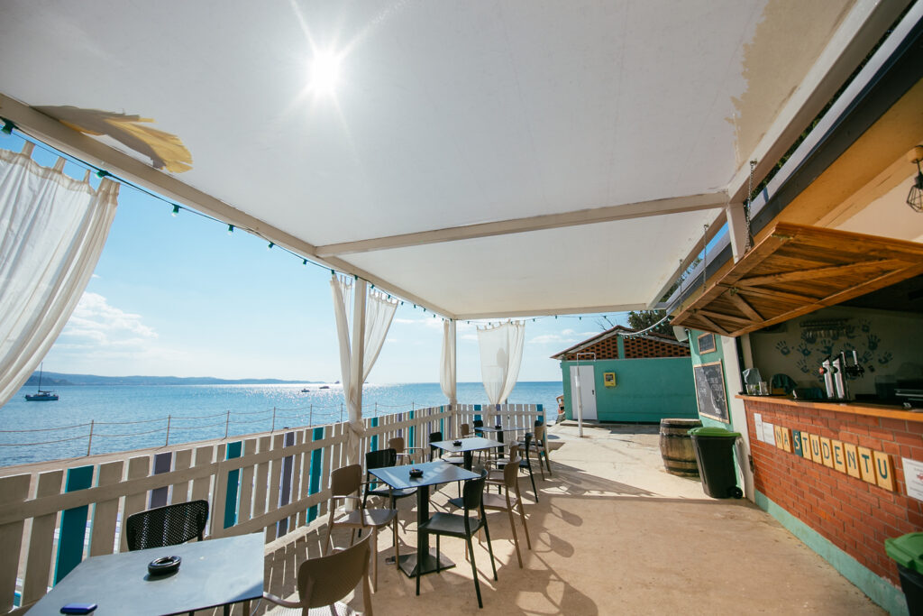 Gostinski lokal na plaži Študent. (Foto: Jakob Bužan)