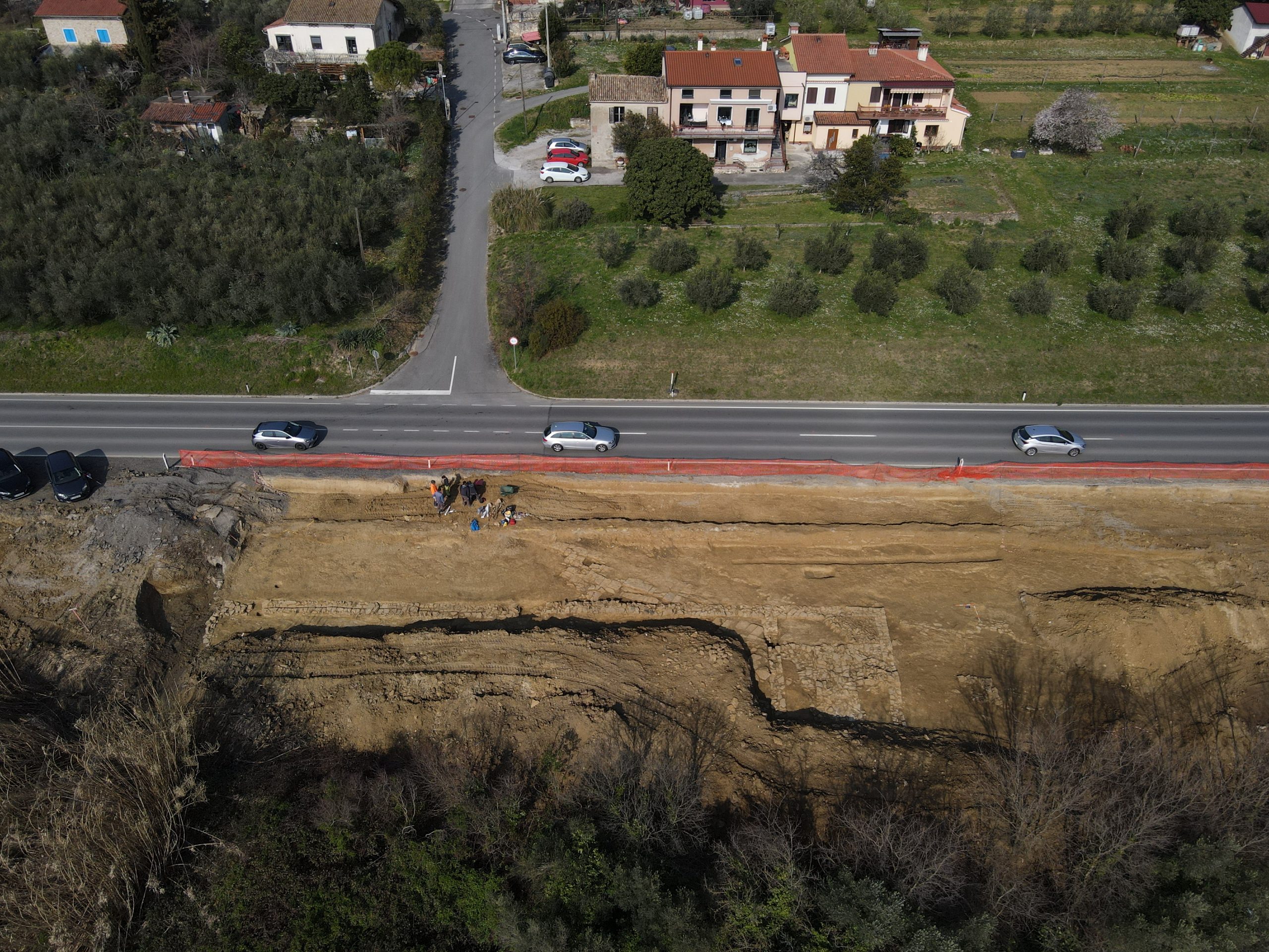 arheološke raziskave Jadranska cesta, najdeni ostanki obzidja rimske vile