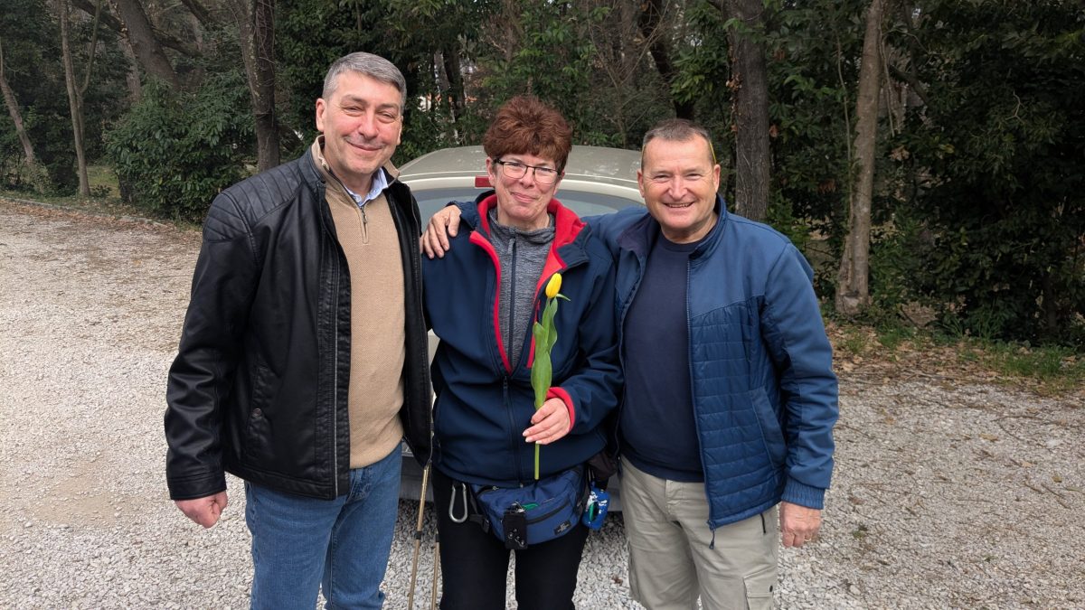 Razdeljevanje cvetja pred 8. marcem 2026