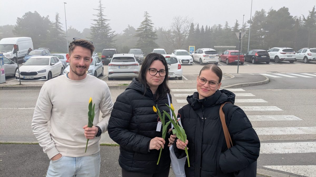 Razdeljevanje cvetja pred 8. marcem 2026