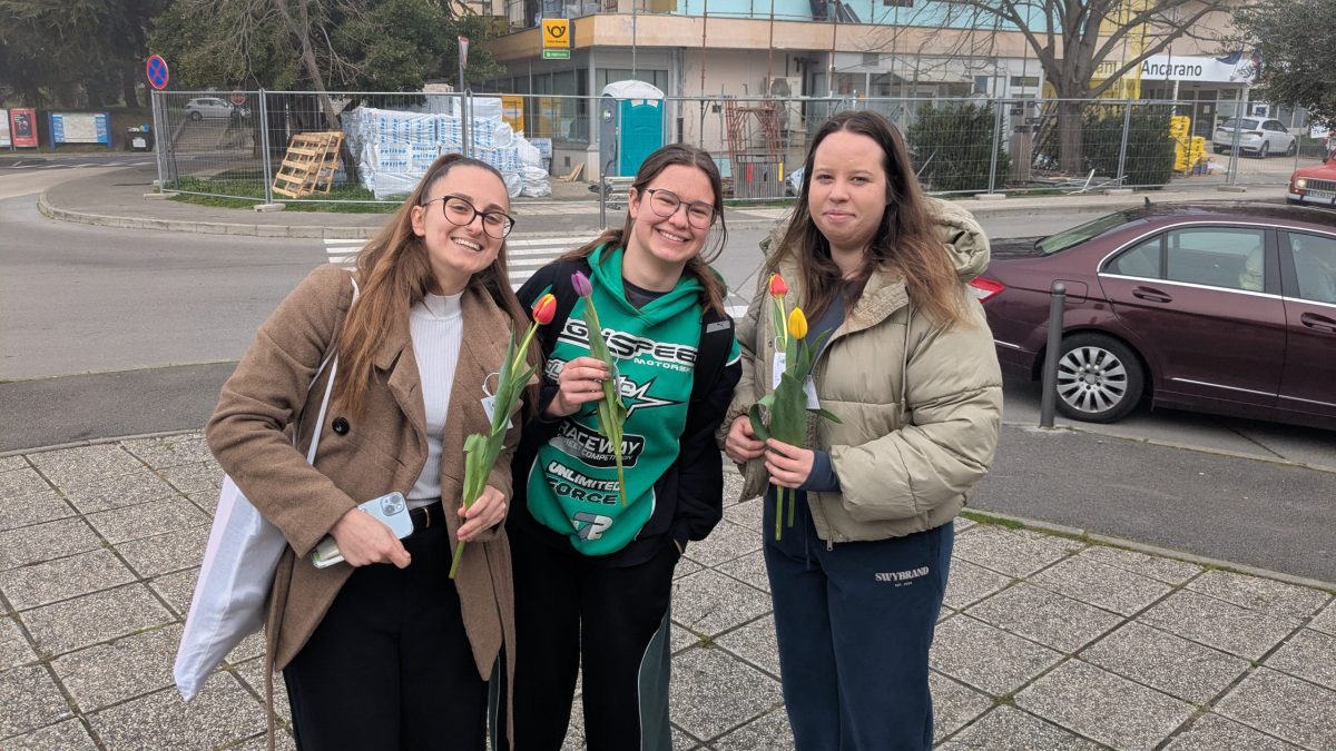 Razdeljevanje cvetja pred 8. marcem 2026