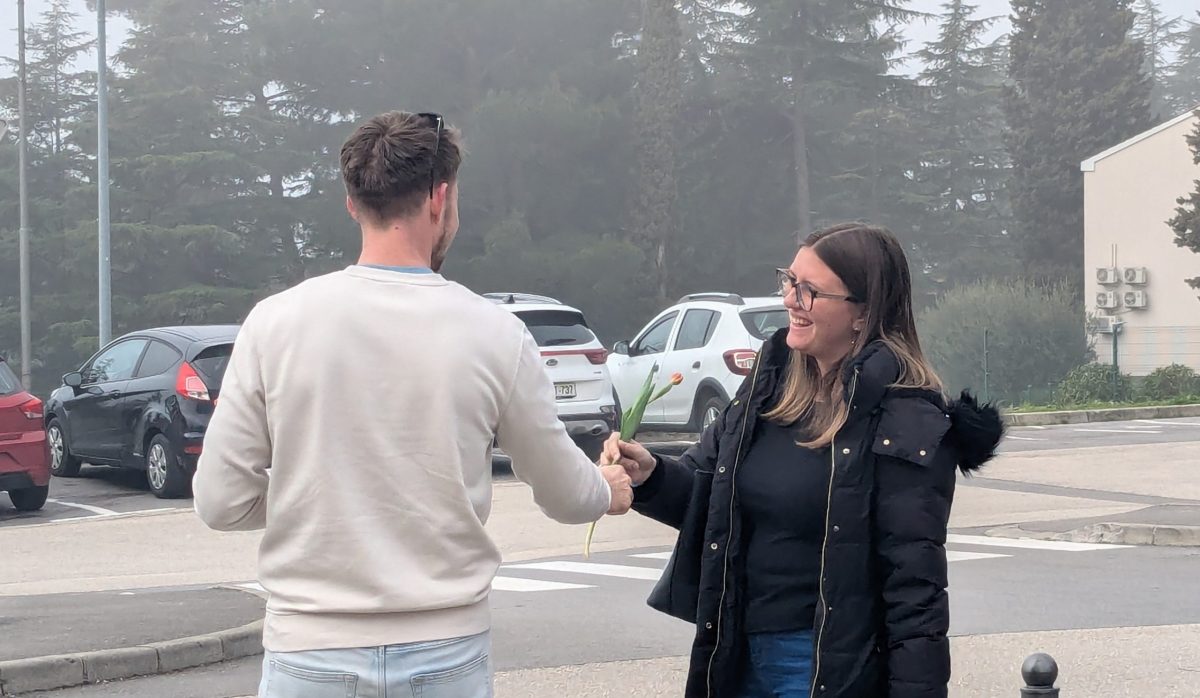 Razdeljevanje cvetja pred 8. marcem 2026