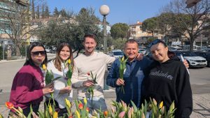 Distribuzione di fiori prima dell'8 marzo 2026