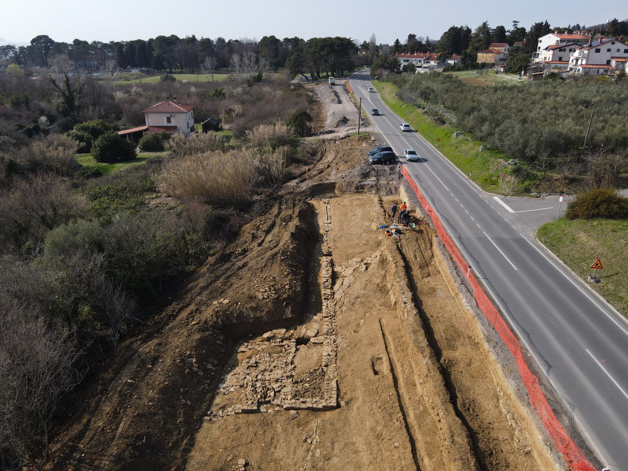 arheološke raziskave Jadranska cesta, najdeni ostanki obzidja rimske vile