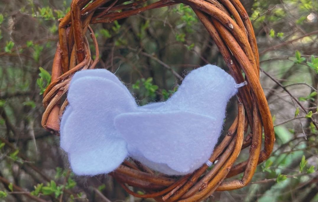 Šivalnica belih golobic in predavanje o pomenu ročnih del