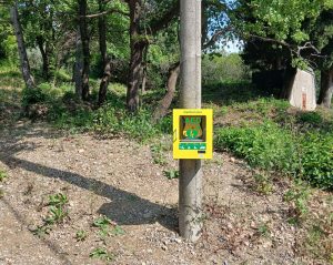 Najnovejši ankaranski avtomatski zunanji defibrilator je nameščen ob Razgledni poti. (Foto: Občina Ankaran)