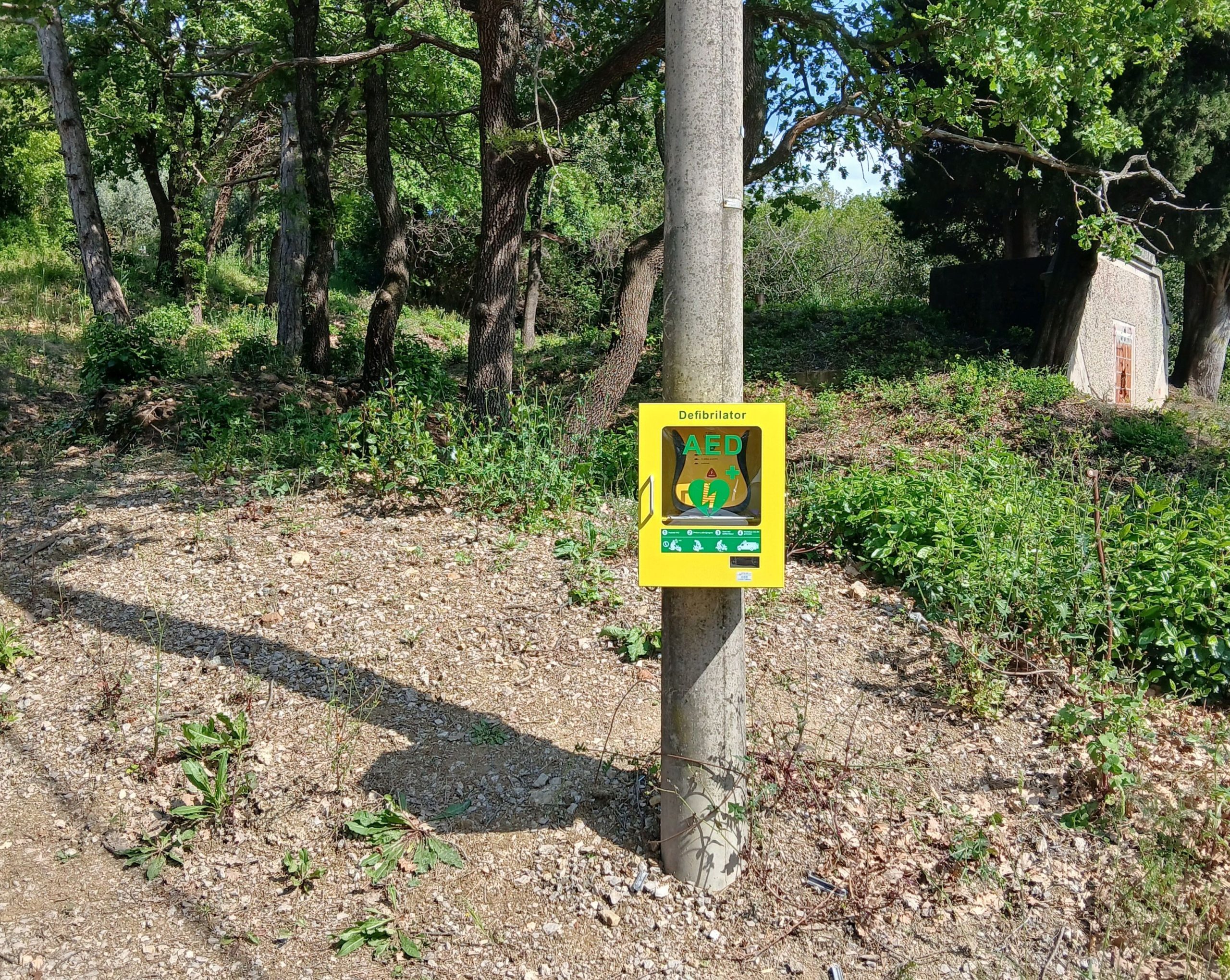Najnovejši ankaranski avtomatski zunanji defibrilator je nameščen ob Razgledni poti. (Foto: Občina Ankaran)
