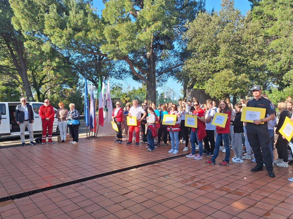 V zdravilišču in letovišču RKS na Debelem rtiču se 10 ekip učencev primorskih in notranjskih šol preizkuša v poznavanju postopkov nudenja prve pomoči. (Foto: Občina Ankaran)