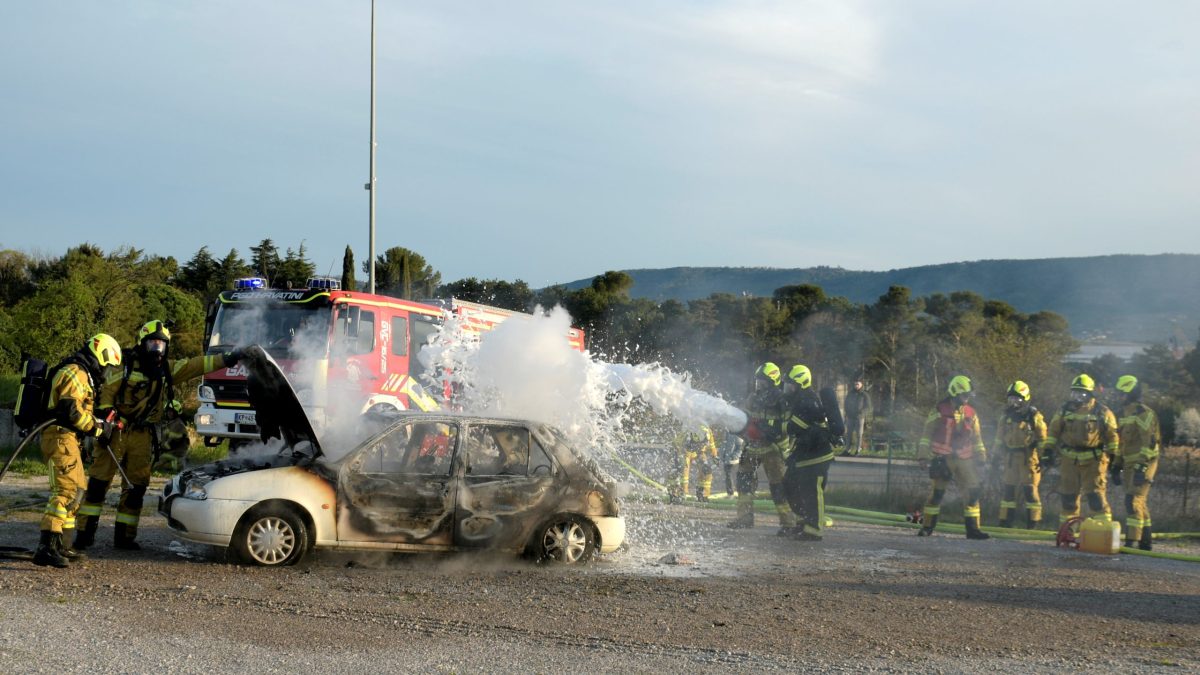 Tudi vaje so del aktivnosti prostovoljnih gasilcev. Tako so se novi operativni gasilci PGD Hrvatini konec marca v Ankaranu urili v gašenju gorečega vozila. (Foto: PGD Hrvatini)