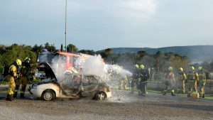 Tudi vaje so del aktivnosti prostovoljnih gasilcev. Tako so se novi operativni gasilci PGD Hrvatini konec marca v Ankaranu urili v gašenju gorečega vozila. (Foto: PGD Hrvatini)