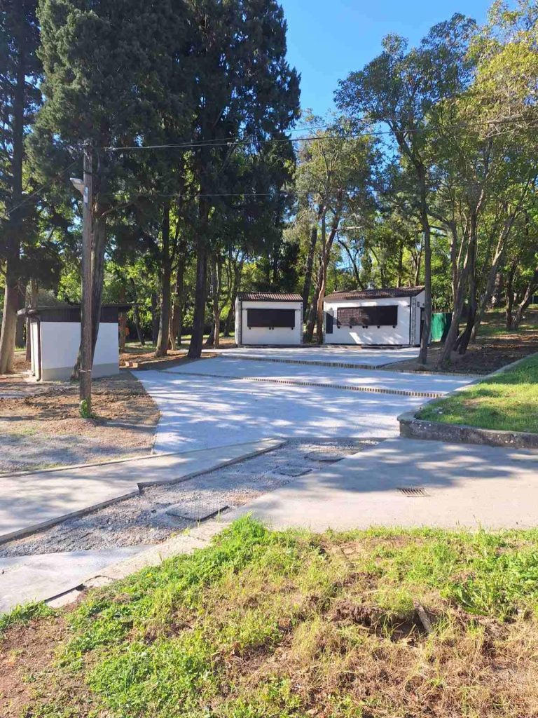 Gostinski lokal s teraso bo obiskovalce letos pričakal na vzhodnem delu kopališča Debeli rtič. (Foto. Občina Ankaran)