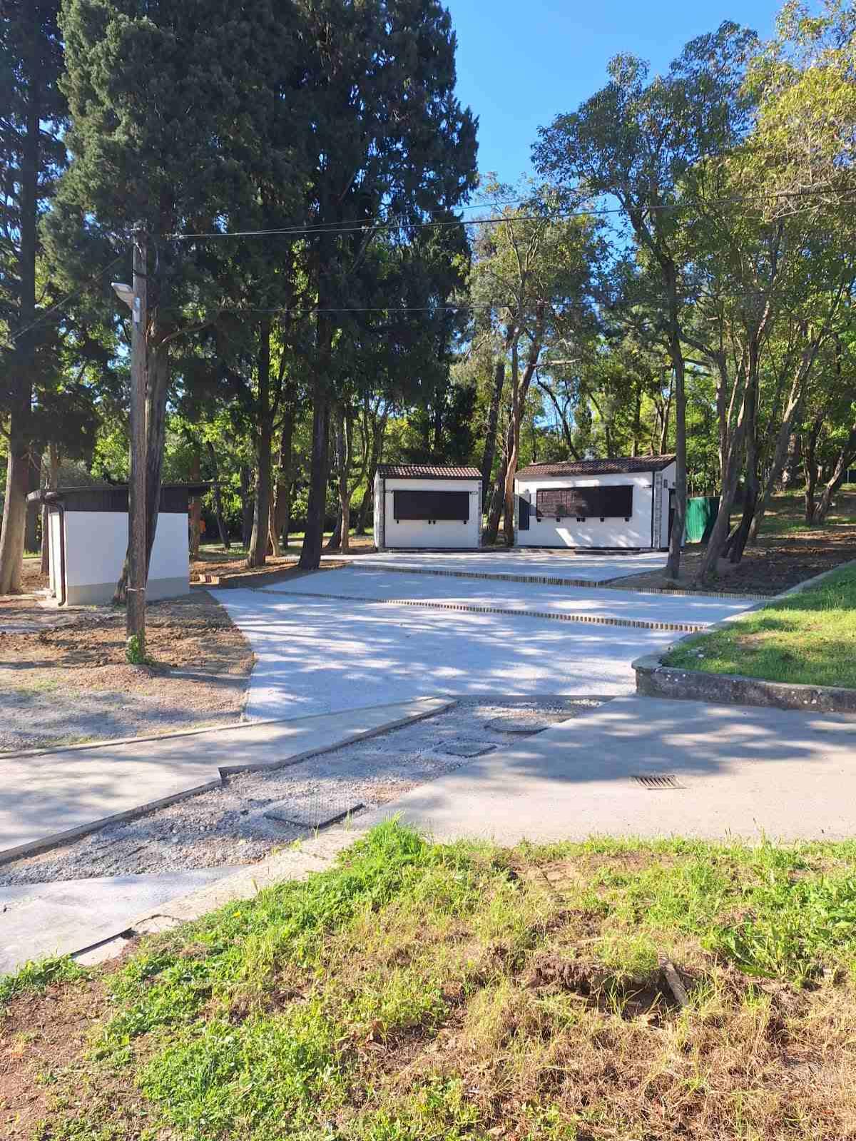 Gostinski lokal s teraso bo obiskovalce letos pričakal na vzhodnem delu kopališča Debeli rtič. (Foto. Občina Ankaran)