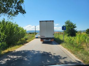 Z vožnjo čez Železniško cesto, kjer velja prepoved prometa za vozila nad 3,5 tone, vozniki tovornjakov ogrožajo prometno varnost in prometno infrastrukturo. (Foto: Občina Ankaran)