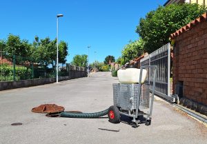 Dezinsekcija se izvaja z vbrizgavanjem in zaplinjevanjem jaškov na javnih površinah ter zaplinjevanjem kanalizacijskih cevi/vodov. (Foto: Občina Ankaran)