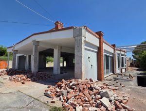 Družba Komunala Sežana, ki je bila preko portala javnih naročil izbrana za izvajalca obnove stavbe bodočega ankaranskega zdravstvenega doma, je nedavno začela z deli. (Foto: Komunala Sežana)