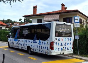 Poletni bus bo na voljo za brezplačne in trajnostne prevoze do ankaranskih kopališč. (Foto: Občina Ankaran)