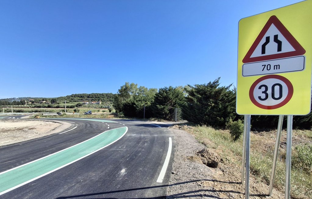 Hudo dotrajani Železniški cesti je Občina Ankaran z interventnim obnovitvenim posegom povrnila prometno varnost. (Foto: Občina Ankaran)
