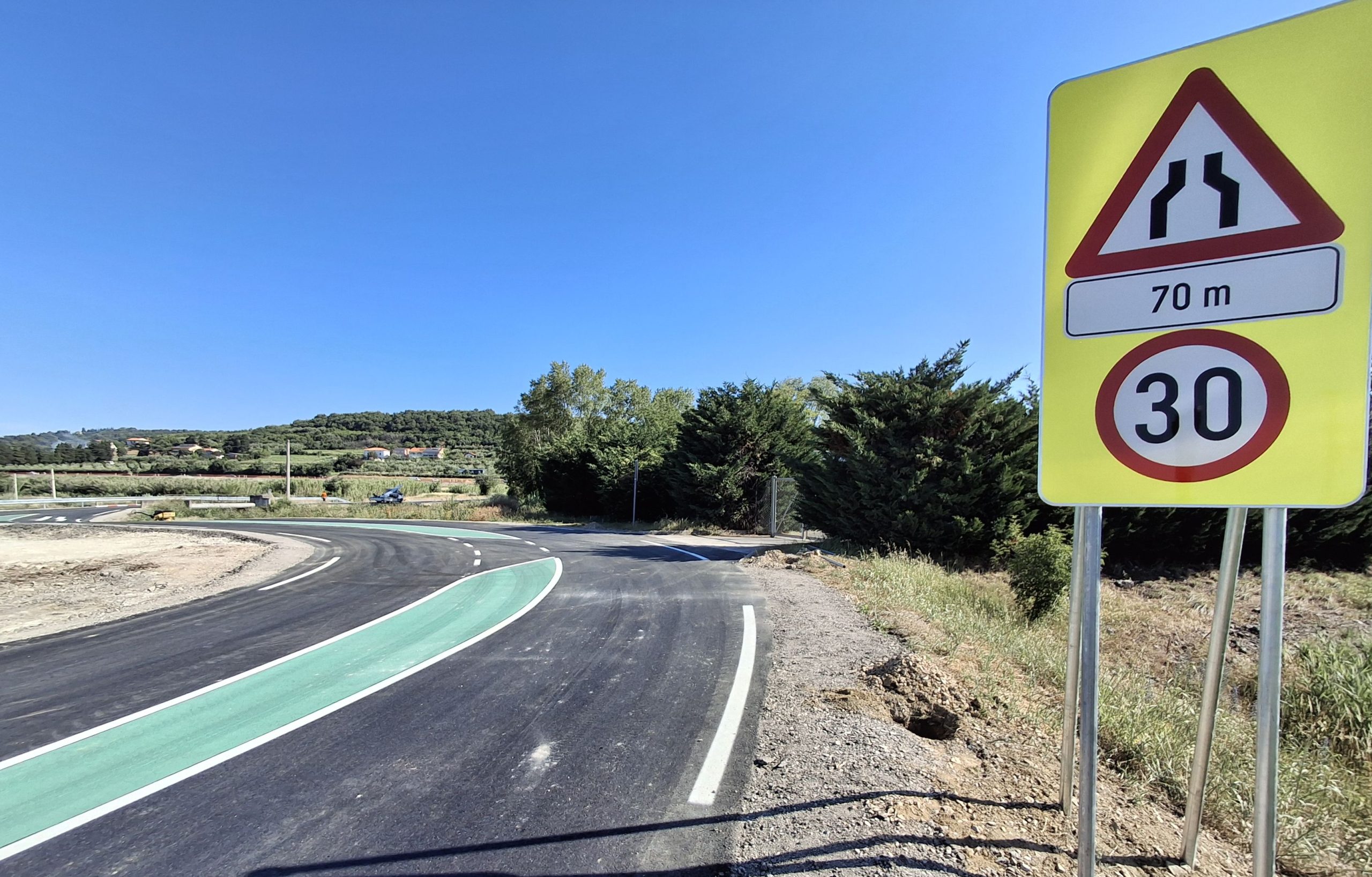 Hudo dotrajani Železniški cesti je Občina Ankaran z interventnim obnovitvenim posegom povrnila prometno varnost. (Foto: Občina Ankaran)