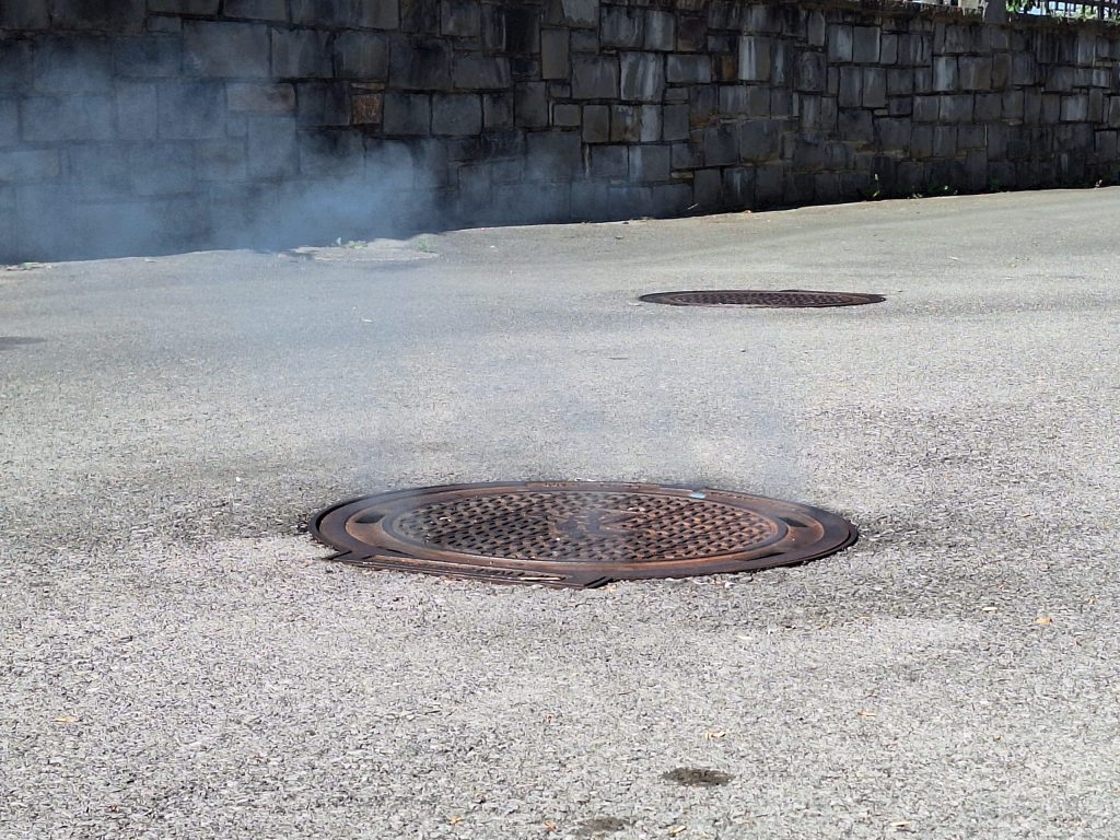 Nadzor nad populacijo insektov se izvaja z vbrizgavanjem in zaplinjevanjem jaškov na javnih površinah ter zaplinjevanjem kanalizacijskih cevi/vodov. (Foto: Občina Ankaran)