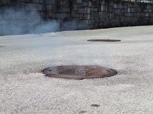 Nadzor nad populacijo insektov se izvaja z vbrizgavanjem in zaplinjevanjem jaškov na javnih površinah ter zaplinjevanjem kanalizacijskih cevi/vodov. (Foto: Občina Ankaran)