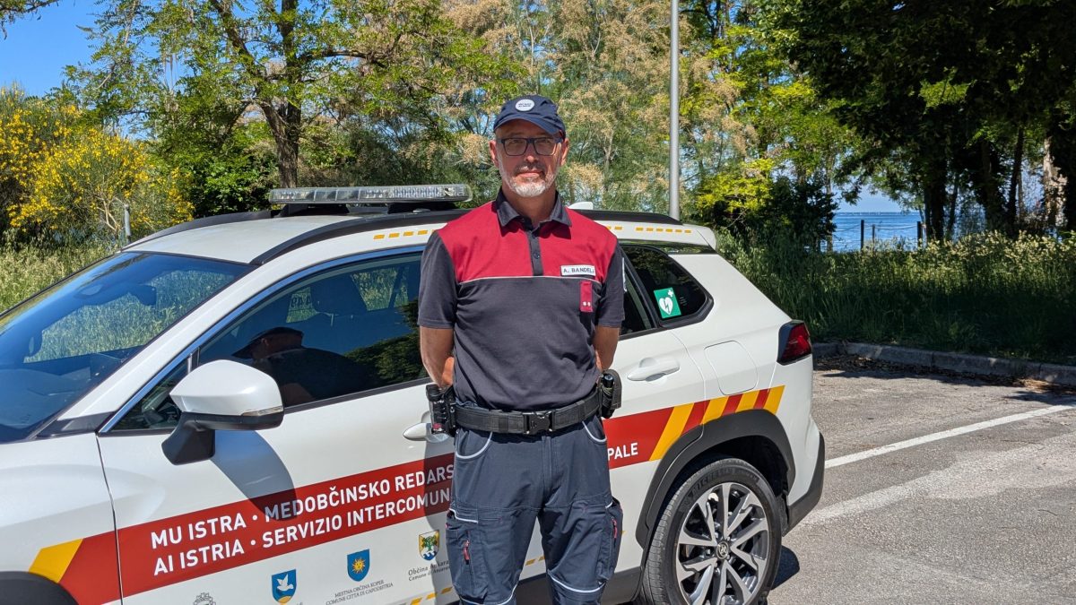 La guardia municipale Aljaž Bandelj va in pensione dopo sei anni di servizio ad Ancarano. (Foto: Comune di Ancarano)