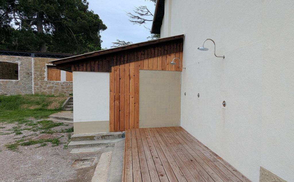 Objestnost na kopališču: v četrtek so bili nameščeni trije novi tuši, v petek sta ostala samo še dva. (Foto: Občina Ankaran)