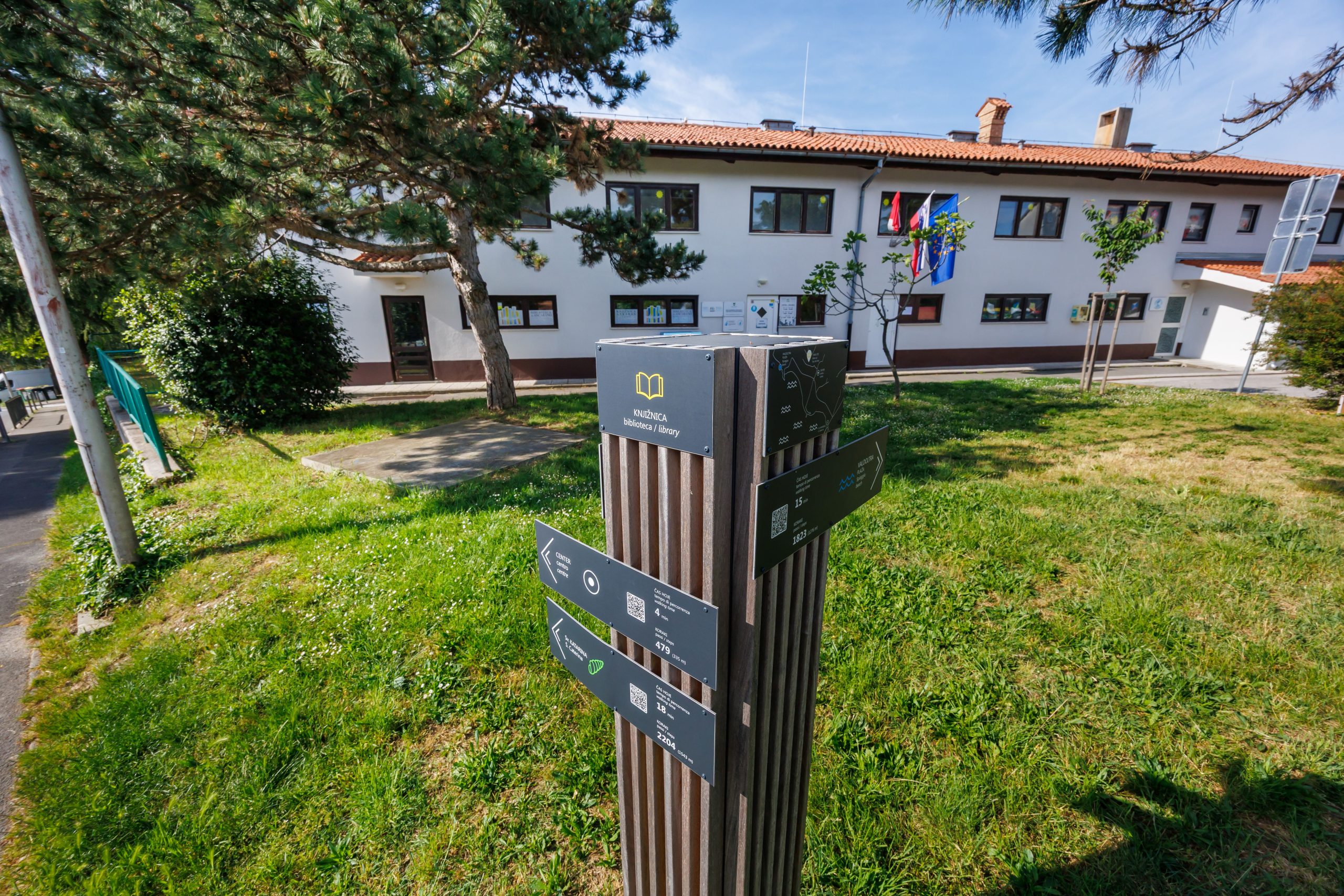 Če se v knjižnico odpravite peš, s kolesom ali z javnim prevozom, lahko sodelujete v nagradnem žrebu. (Foto: Občina Ankaran)