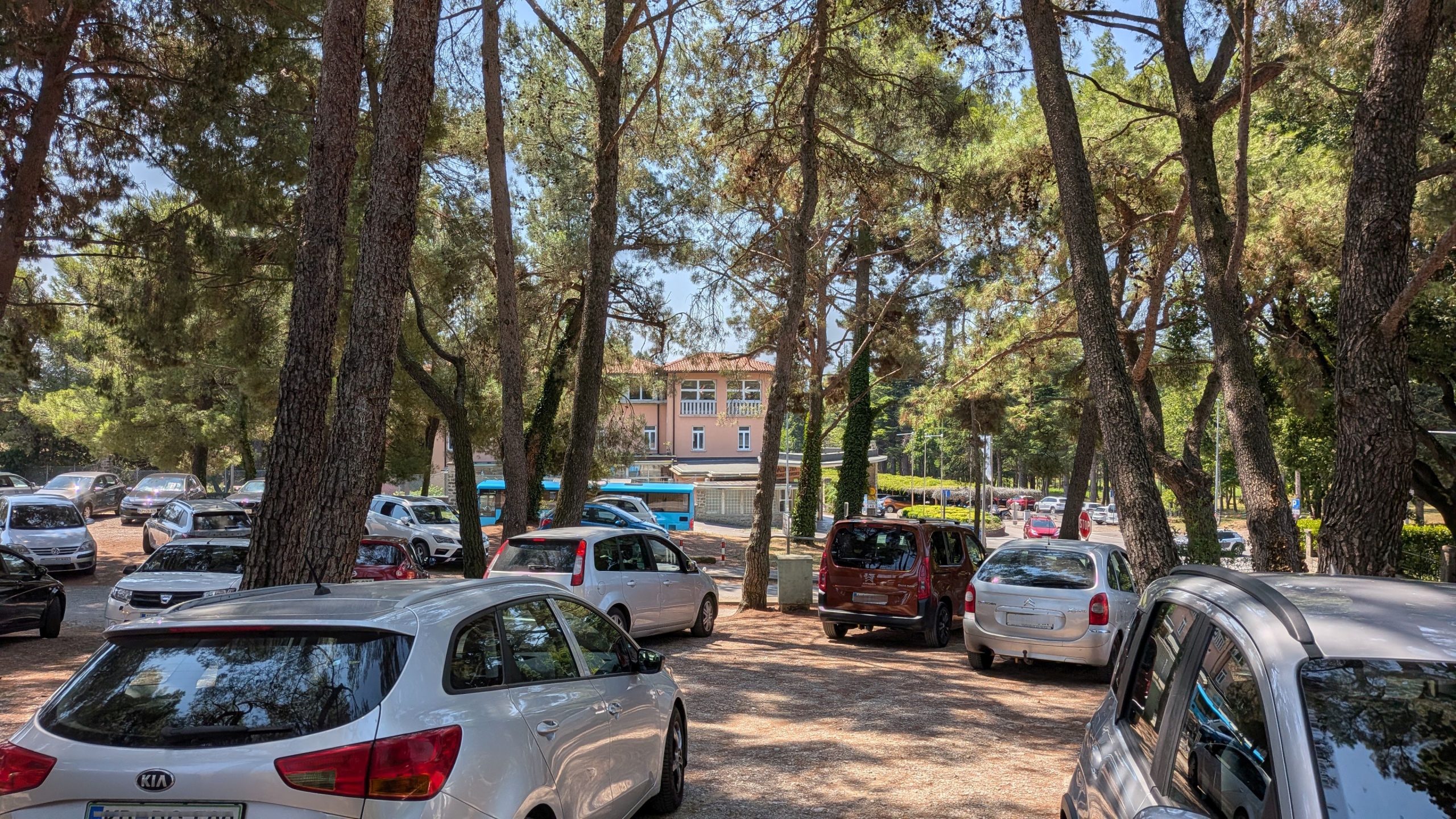 Perečo parkirno problematiko na območju Valdoltre je Občina Ankaran nameravala ublažiti z ureditvijo tako imenovanih zelenih parkirnih površin na območju zahodno od poslopja Ortopedske bolnišnice Valdoltra. (Foto: Občina Ankaran)