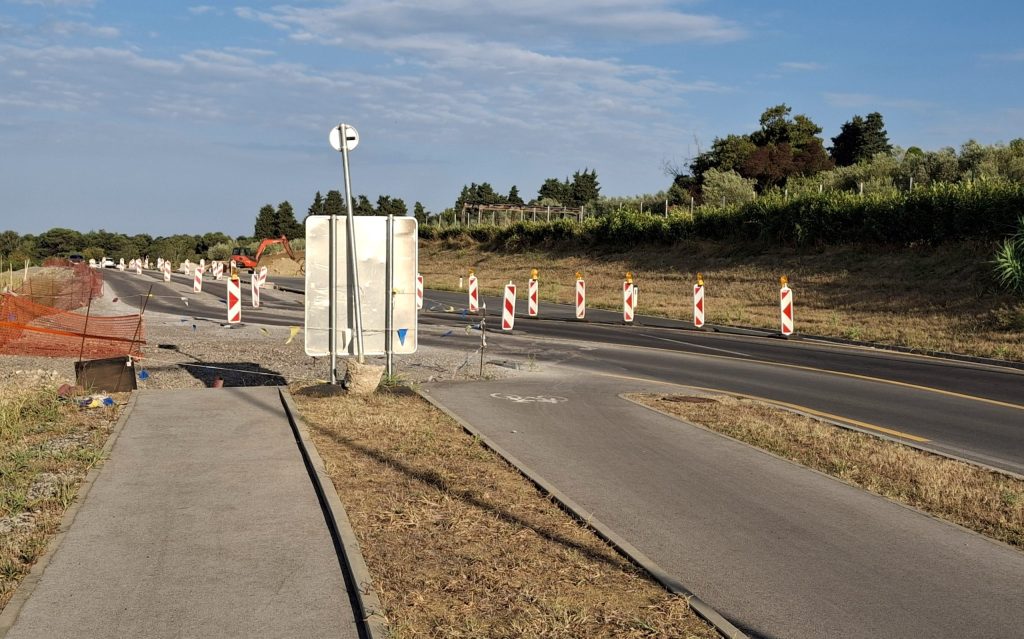 Predvidena kolesarska steza in pločnik se navežeta oz. nadaljujeta na že zgrajeno na območju krožnega krožišča »Železniška«. (Foto: Občina Ankaran)