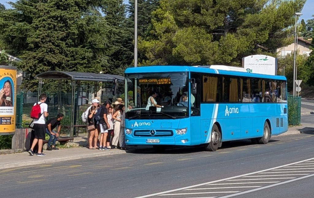 Občina Ankaran tudi v šolskem letu 2026/2027 zagotavlja dodatno sofinanciranje vozovnic za dijake in študente s stalnim prebivališčem v občini Ankaran. (Foto: Občina Ankaran)