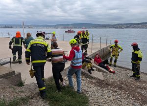 Scenarij vaje je predvidel tudi poškodbe in slabo počutje nekaterih posredovalcev. (Foto: Občina Ankaran)