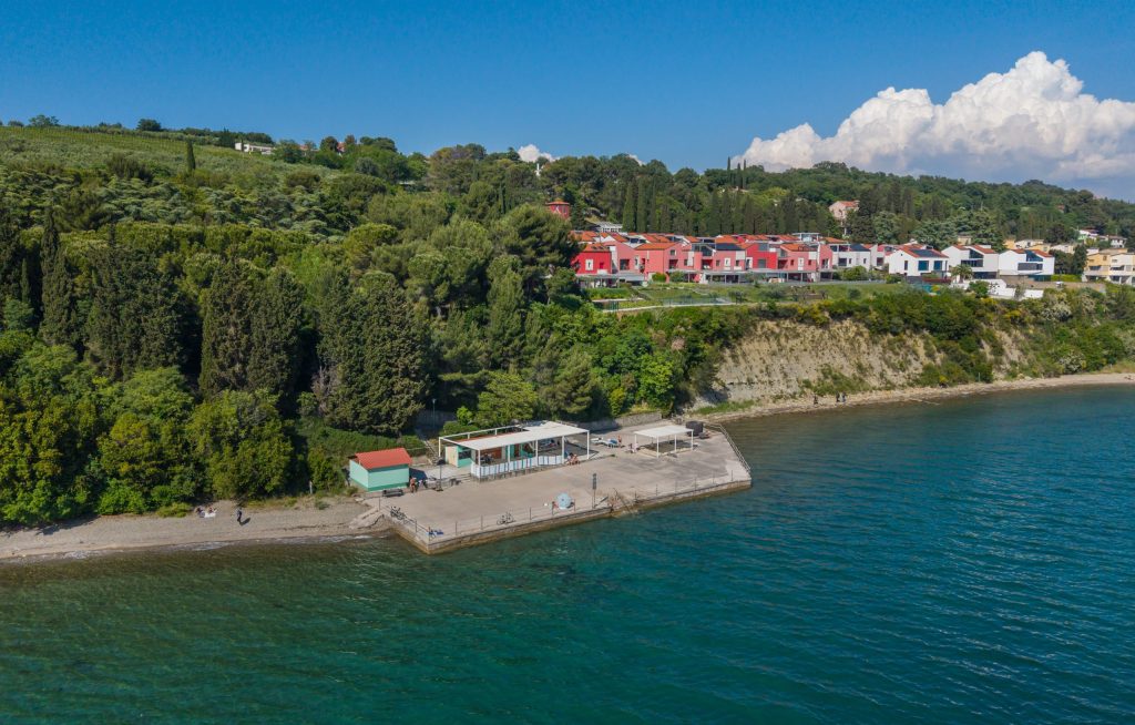 Zaradi aktivnosti bo pred Valdoltro delno oviran ladijski promet, med Valdoltro in Debelim Rtičem pa tudi cestni promet. (Foto: Tomaž Primožič/FPA)