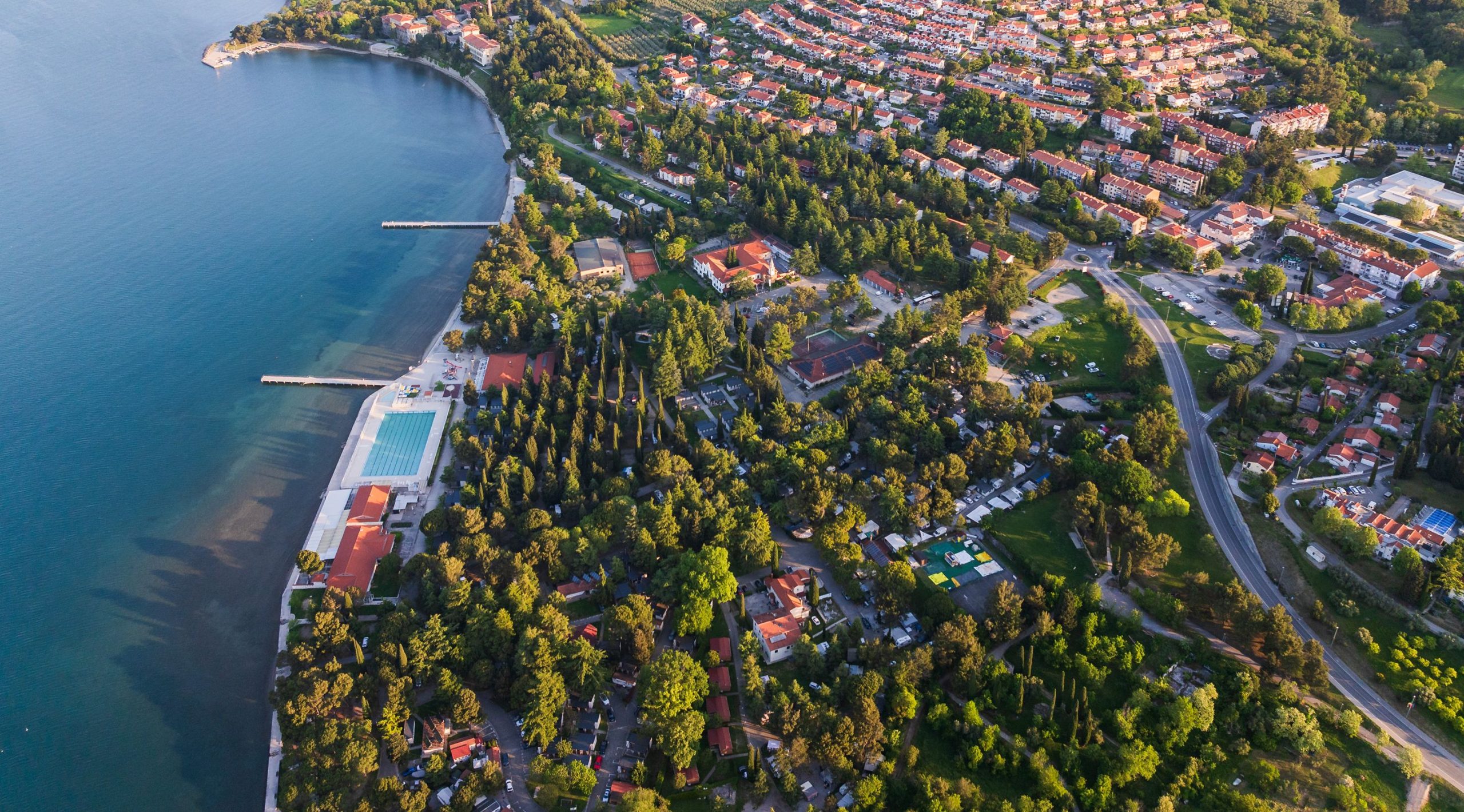 Za območje Ankaran center je objavljen javni natečaj, ki predvideva razmestitev, oblikovanje in funkcionalne usmeritve za izgradnjo in ureditev centra naselja Ankaran ter njegovo povezavo z obalo in morjem. (foto: Jaka Ivančič)