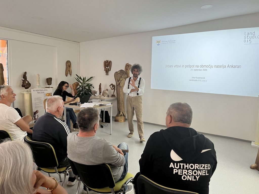 Celovito rešitev prvega urbanega vrta v Ankaranu je občanom predstavil mag. Andrej Stijepić Sambole z občinskega oddelka za okolje in prostor. (Foto: Občina Ankaran)