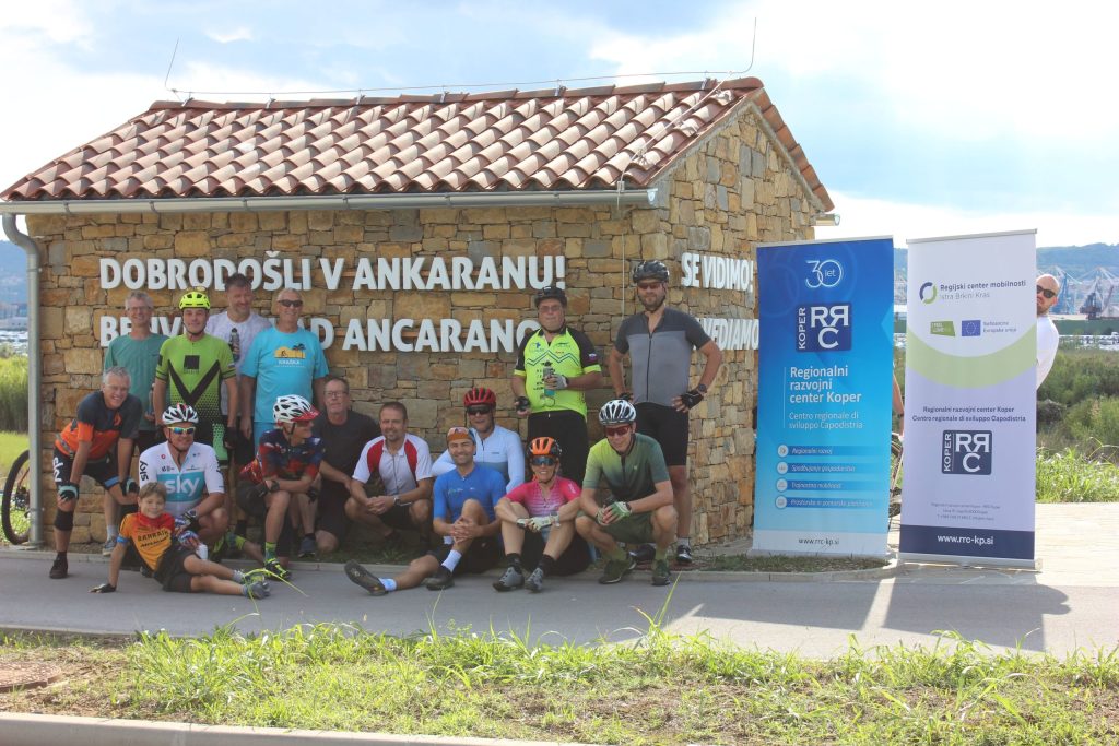 Kolesarska druščina na ankaranski postojanki, kjer se ji je pridružil vodja Oddelka za razvoj in investicije na Občini Ankaran mag. Aleks Abramović.