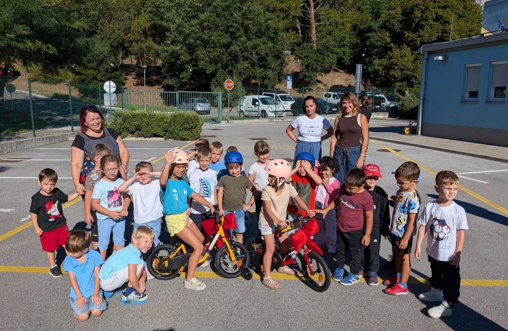 Otroci bodo novi kolesi uporabljali pri dejavnostih v vrtcu, med drugim tudi v okviru športnega programa Mali sonček, ter tako skozi igro in gibanje pridobivali prve kolesarske spretnosti. (Foto: Občina Ankaran)