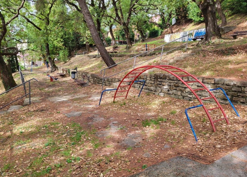 Terminski plan izvedbe celovite ureditve Hrastovega gaja bo dorečen po sprejemu proračuna za leto 2027. (Foto: Občina Ankaran)