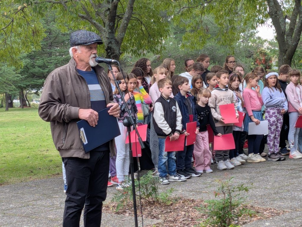 Prisotne na komemoraciji je letos slovesno nagovoril podpredsednik Društva upokojencev Ankaran Edelman Jurinčič. (Foto: Občina Ankaran)