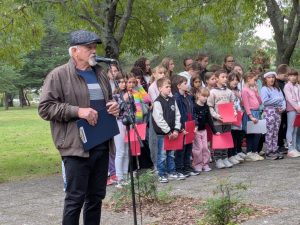 Prisotne na komemoraciji je letos slovesno nagovoril podpredsednik Društva upokojencev Ankaran Edelman Jurinčič. (Foto: Občina Ankaran)