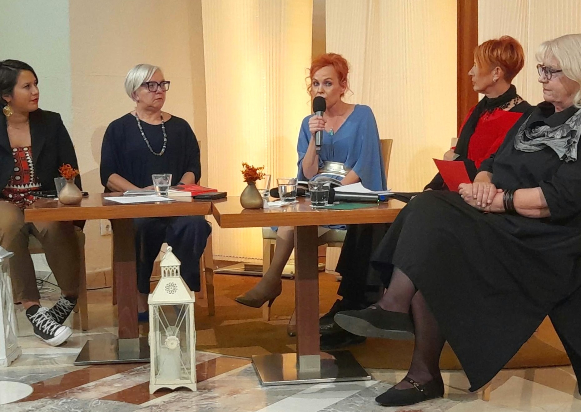 Z leve: pesnice Ester Gomisel, Marina Cernetig, Glorjana Veber in Rosanna Bubola ter voditeljica večera Irena Urbič. (Foto: Knjižnica Koper)