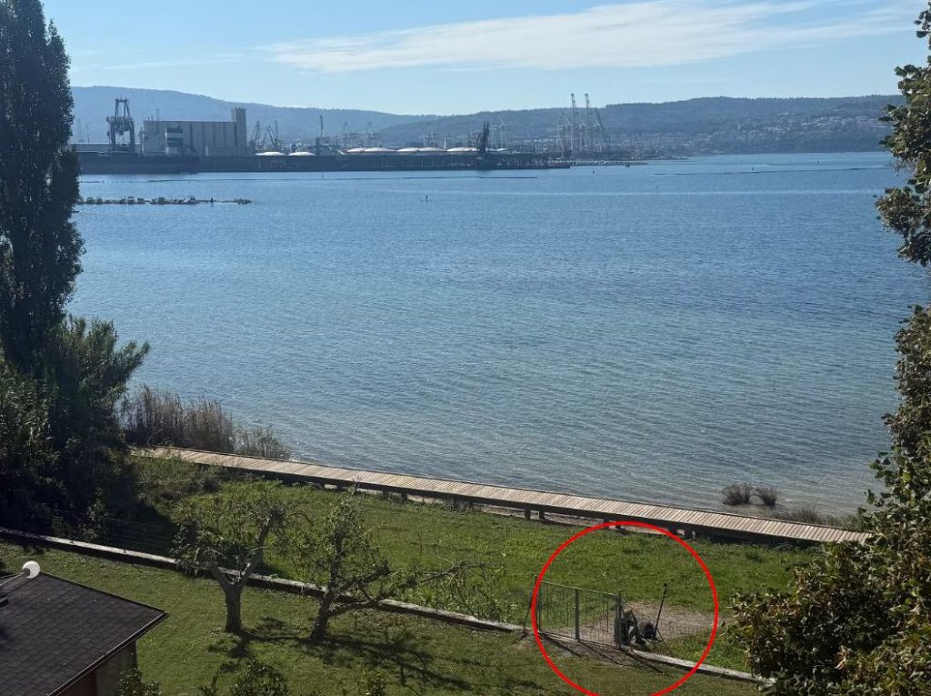 Fotografija, posneta 29. 9. 2026, prikazuje izvajanje meritev hrupa v času, ko v pristanišču ni bilo dejavnosti. To odpira vprašanje, kako verodostojno lahko meritve, izvedene v takšnih okoliščinah, izkažejo dejansko in dolgoročno obremenjenost prebivalcev z luškim in ladijskim hrupom. (Foto: Občina Ankaran)